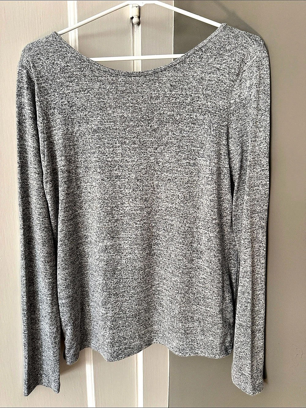 Gap Long Sleeve Scoop Neck Top in Gray Size Medium